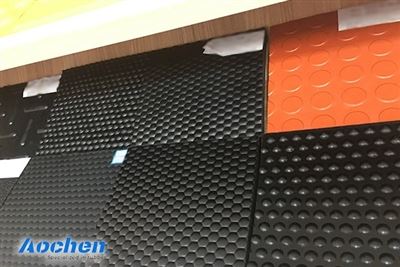 מחצלת גומי AOCHEN: הגן על הבטיחות והבריאות של סוסי מרוץ גזעיים יקרי ערך